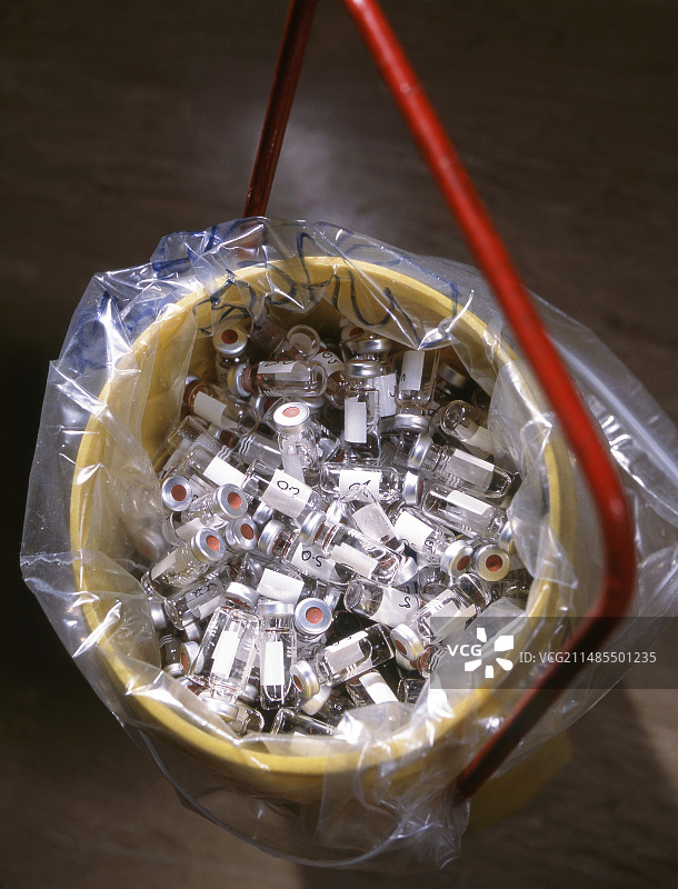 废弃的药瓶样本图片素材