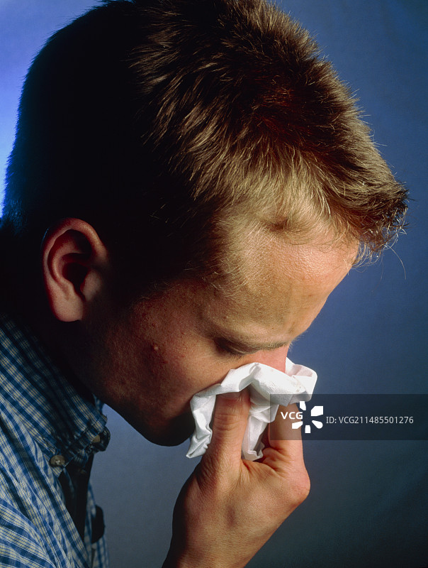 感冒流鼻涕的年轻人图片素材