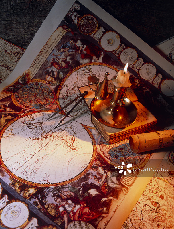历史地图上的照明蜡烛图片素材