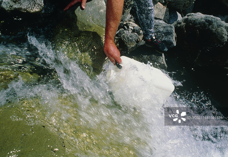 采集河水样本检测辐射水平图片素材