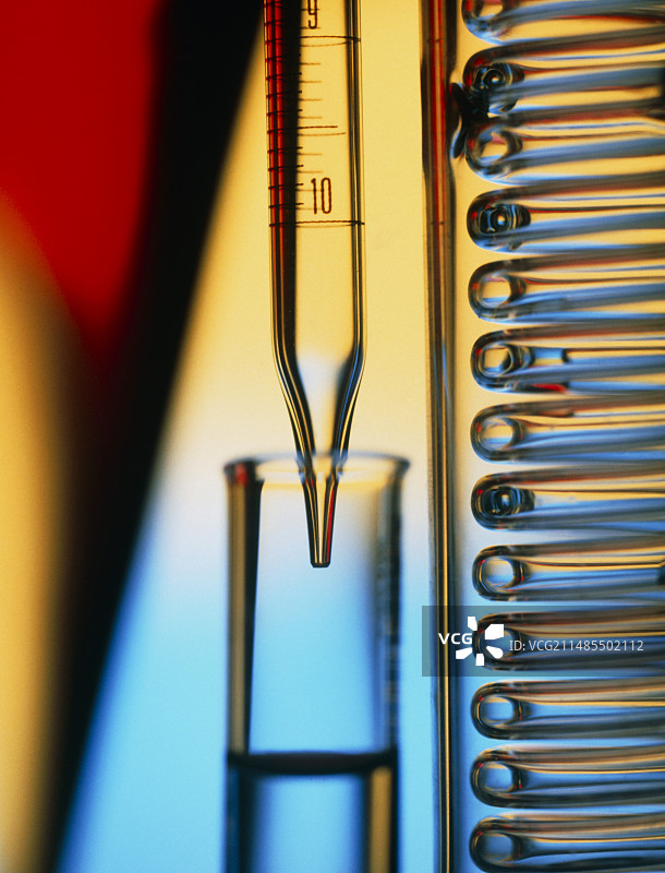 移液器、试管和冷凝管图片素材