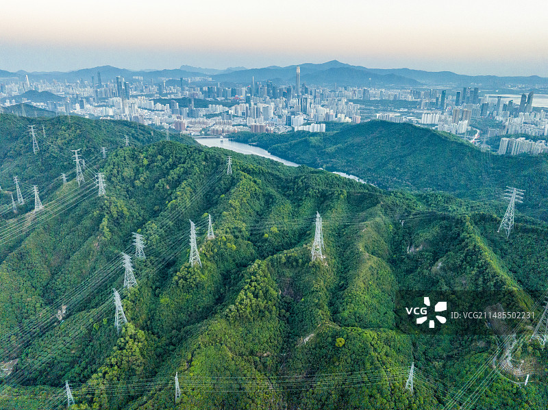 航拍广东省深圳市塘朗山；南坪快速；深圳市福田区；平安金融大厦图片素材