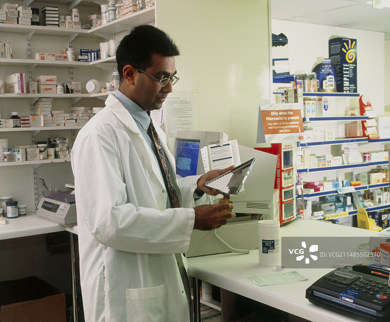 药剂师数药片以开处方图片素材