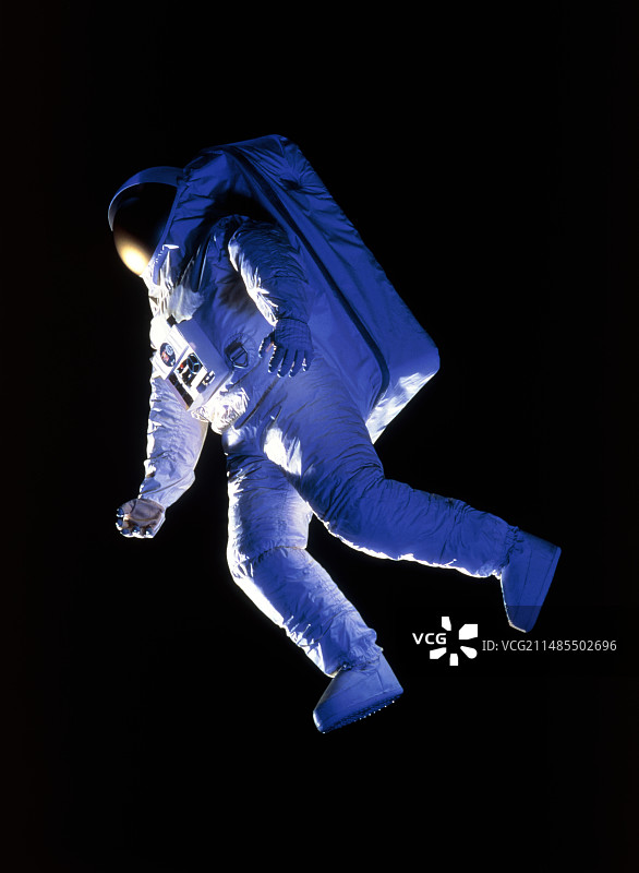 欧洲航天局宇航员进行太空行走图片素材