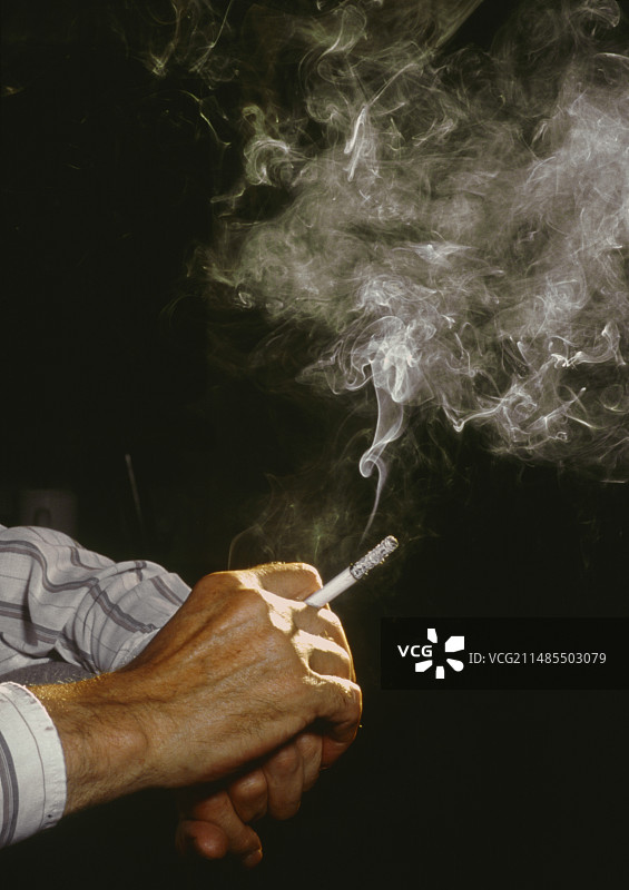 手持香烟图片素材