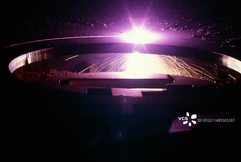 等离子切割炬切割钢材图片素材