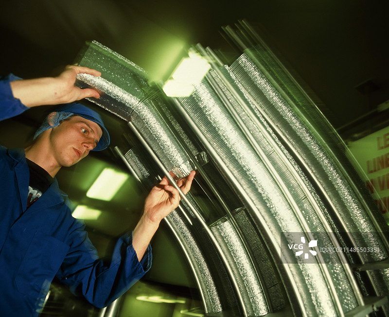 工人装载用于包装食品的铝箔容器图片素材