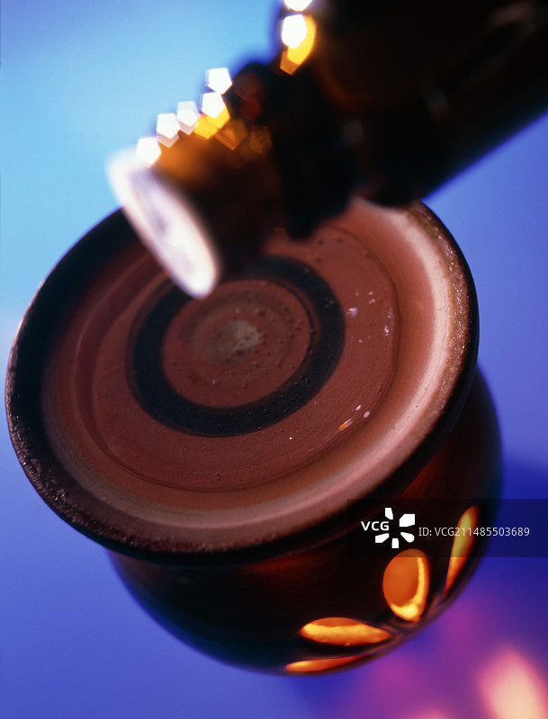 精油滴入香薰炉图片素材