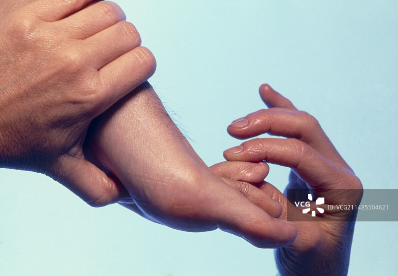 理疗师按摩男人脚部图片素材