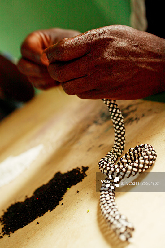 乌干达制作腰带绳图片素材