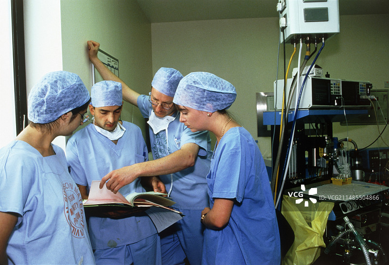 外科医生在手术前讨论病历图片素材