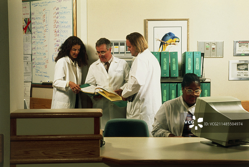 医院工作人员在工作站查看病人病历图片素材