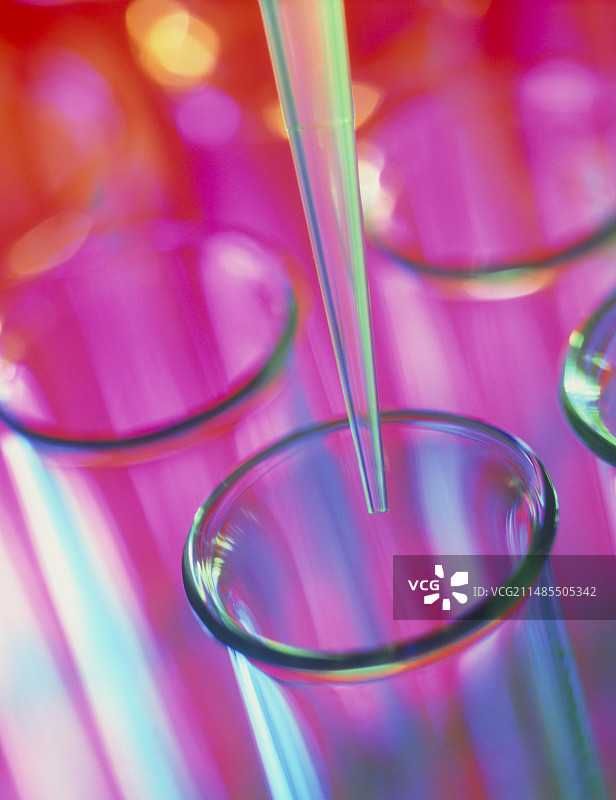 试管上方的移液器吸头图片素材