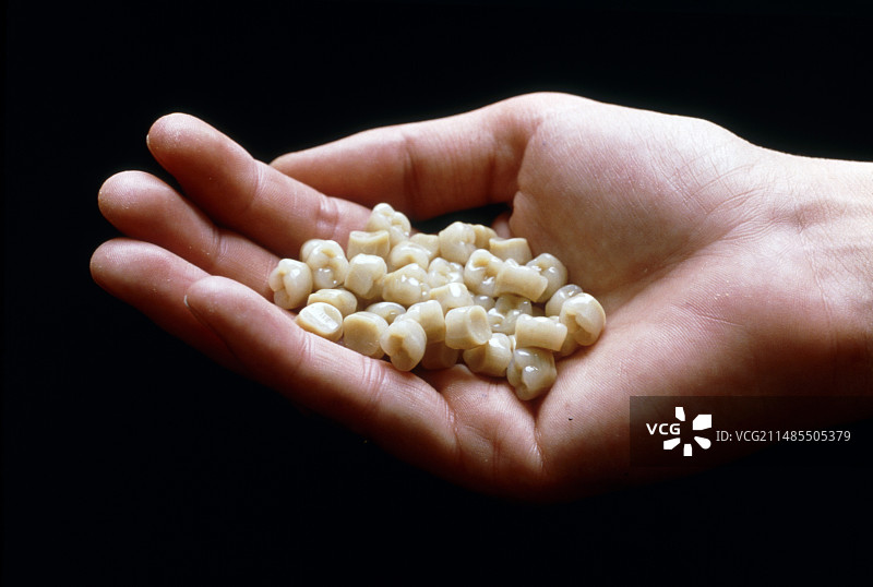 手持各种丙烯酸假牙图片素材