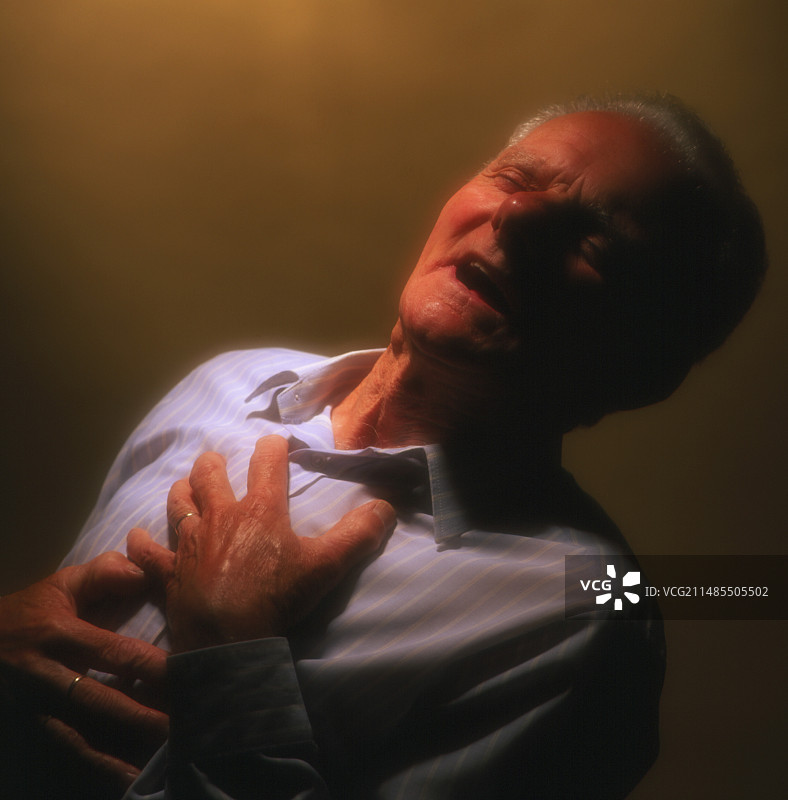 男人手捂胸口因胸痛图片素材