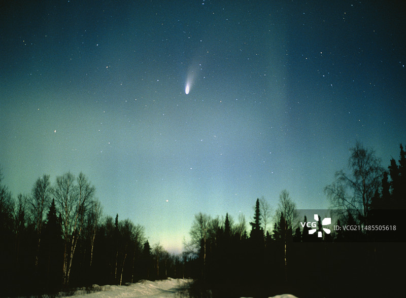 海尔-波普彗星和北极光的光学图像图片素材
