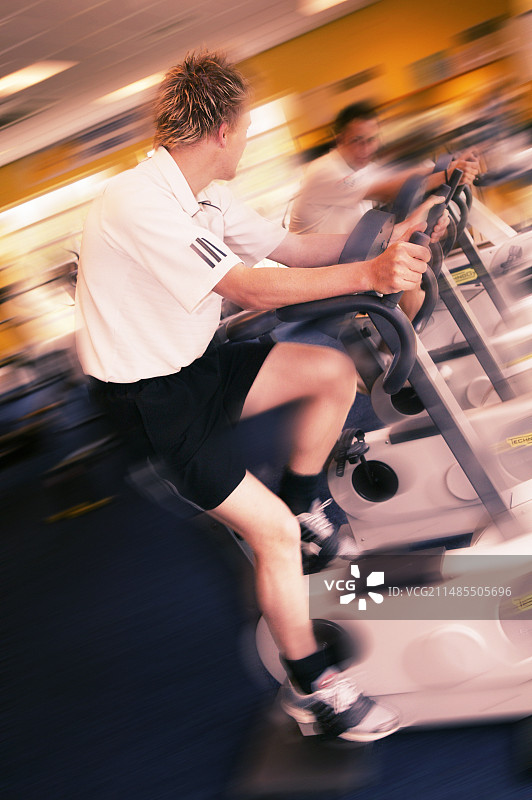 男人们在锻炼图片素材