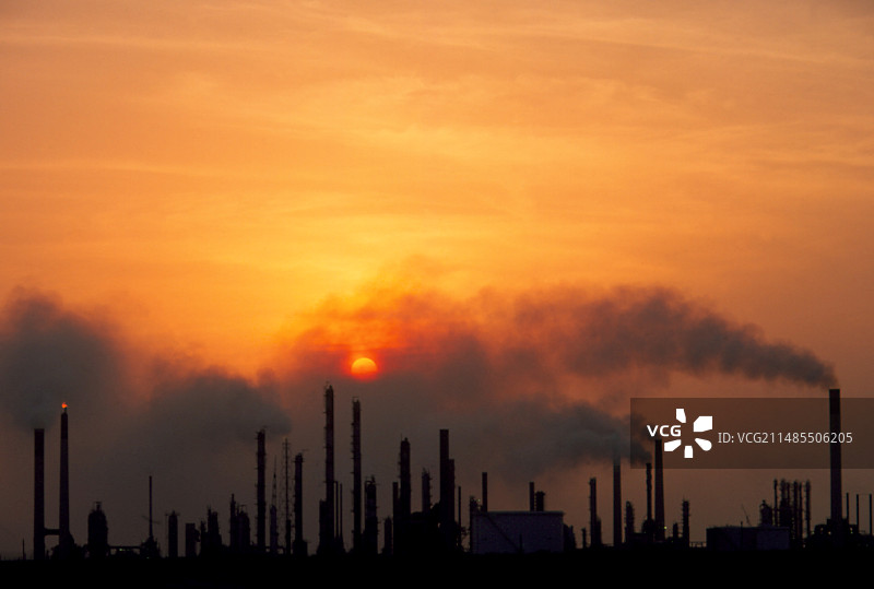 日落时分的炼油厂烟囱图片素材