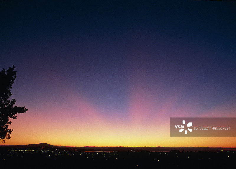 日落时分的曙暮辉光线图片素材