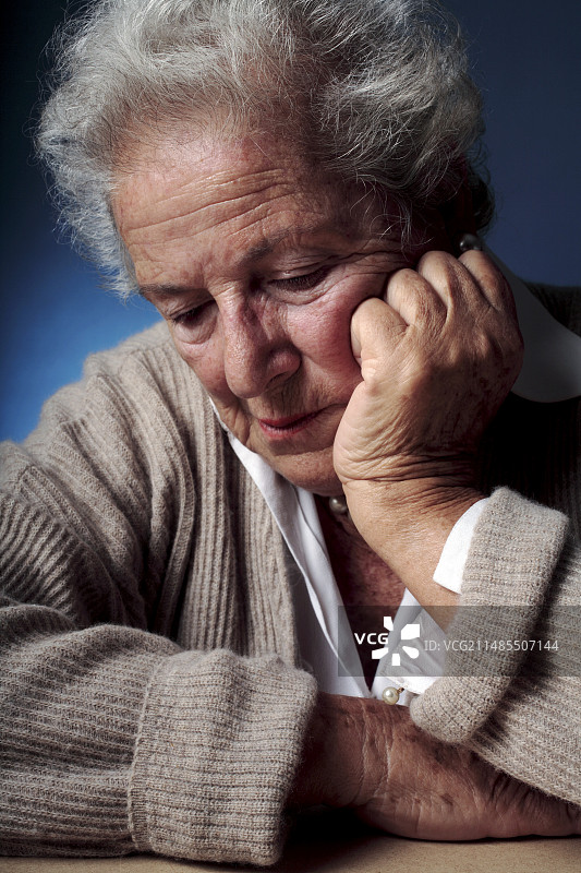 情绪低落的老年妇女图片素材