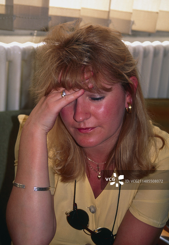 晒伤头痛的女人捂着头图片素材