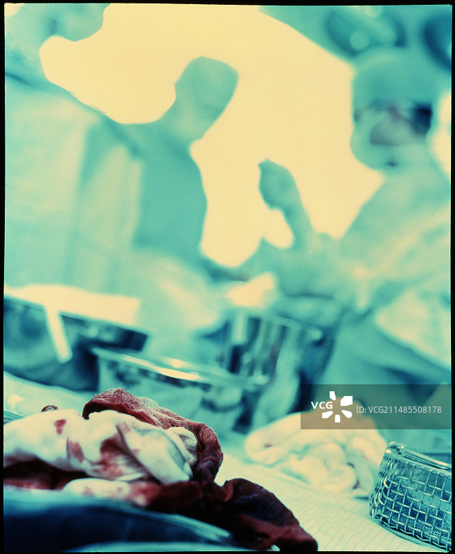 血迹斑斑的手术拭子图片素材