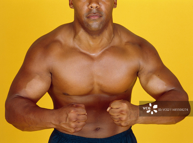 肌肉发达男人的躯干和手臂正面图图片素材