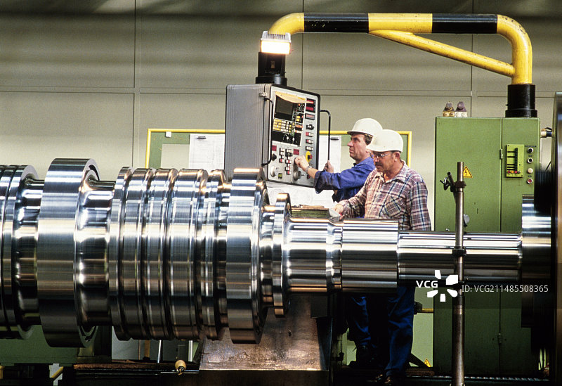 机床加工汽轮机轴图片素材