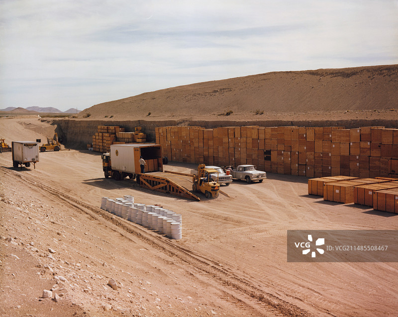 储存于壕沟中的核废料桶图片素材