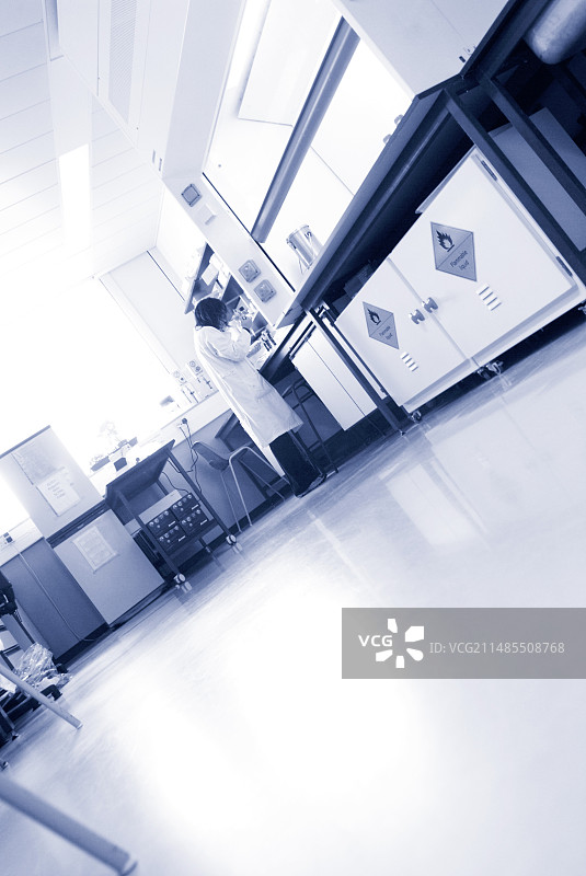 科学家在实验室工作图片素材