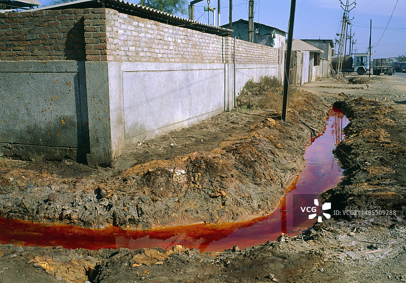 街道排水沟中的污水图片素材