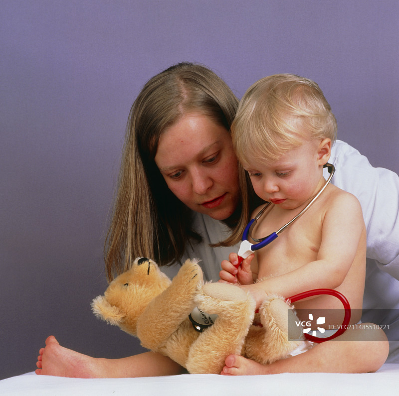 儿科检查期间，医生安慰儿童图片素材