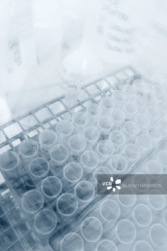 冰柜中的样品瓶图片素材