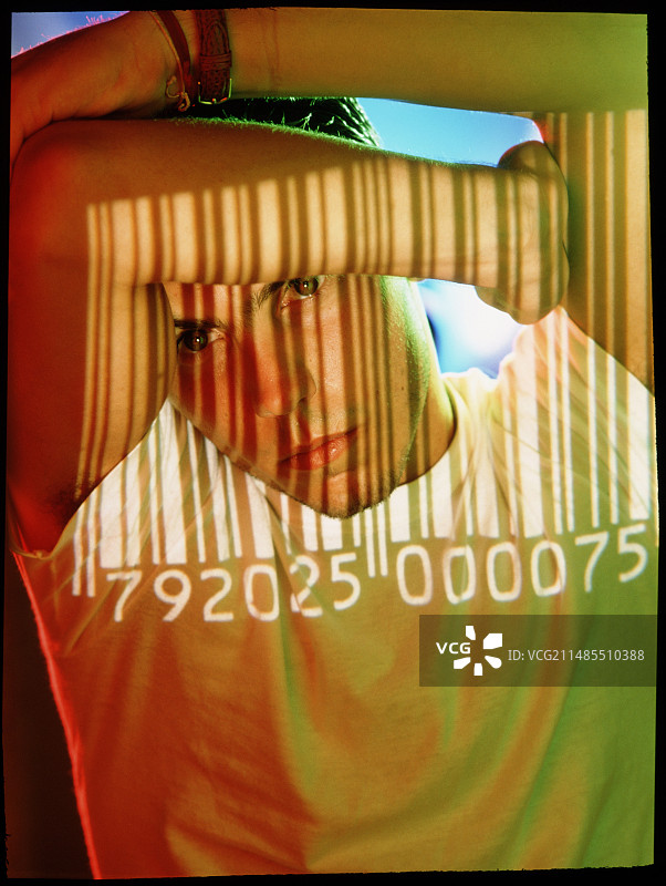 消费型社会：叠加条形码的男人图片素材