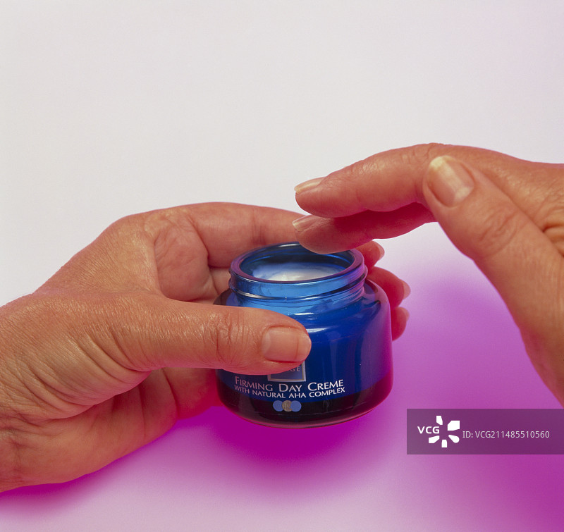 手从罐子里取抗衰老保湿霜图片素材