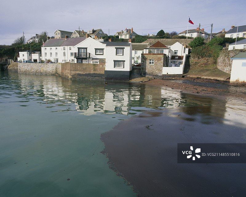石油泄漏物涌入居民区岸边图片素材