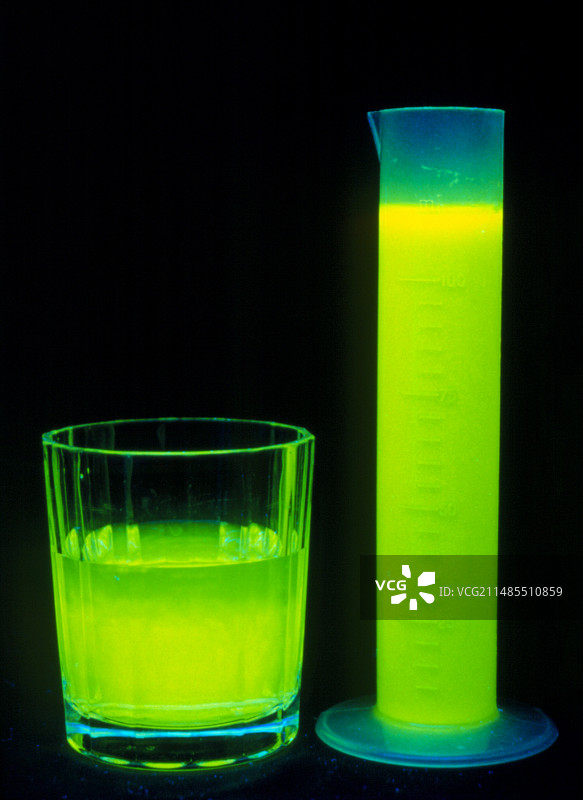 玻璃试管和杯子中的荧光图片素材