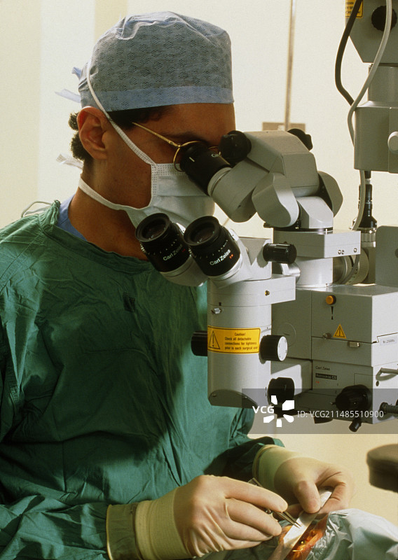 外科医生为病人进行小梁切除术图片素材