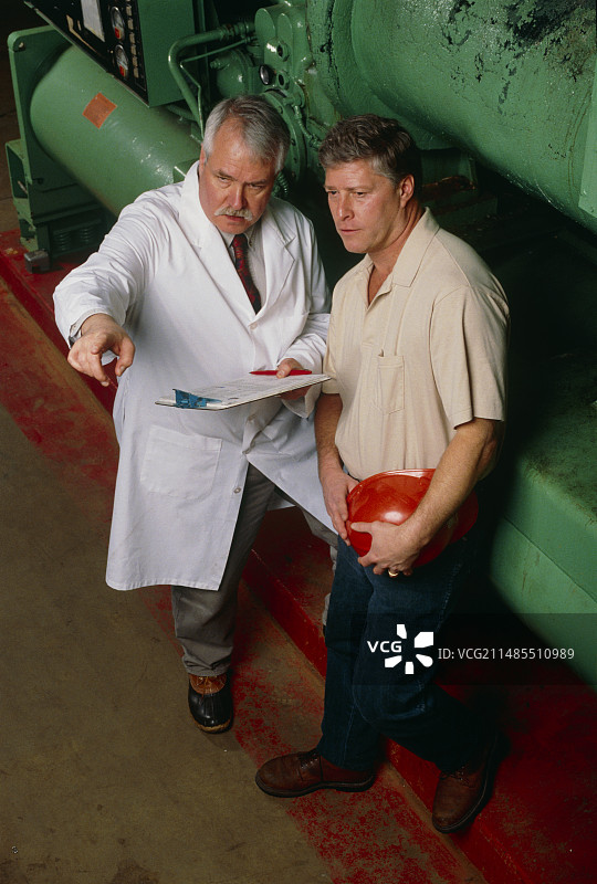 工作场所的健康与安全：医生评估危险图片素材