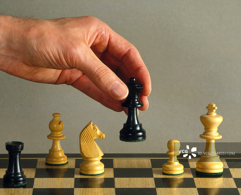 手在下棋时移动棋子图片素材