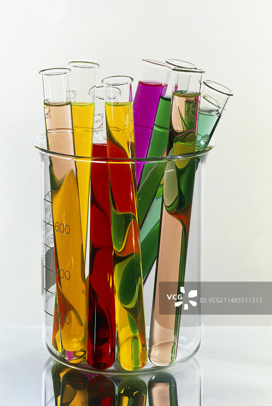 烧杯中放置于反射面的试管图片素材