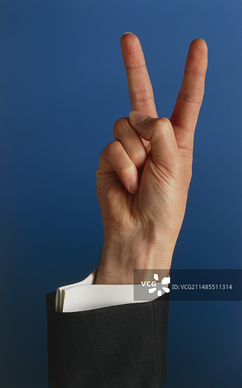 男人竖起食指和中指图片素材