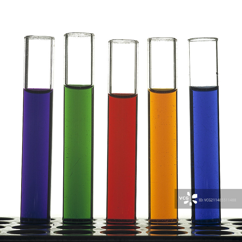 装有彩色溶液的试管架图片素材
