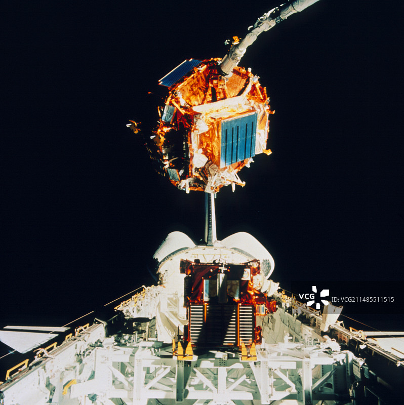 奋进号航天飞机回收卫星图片素材