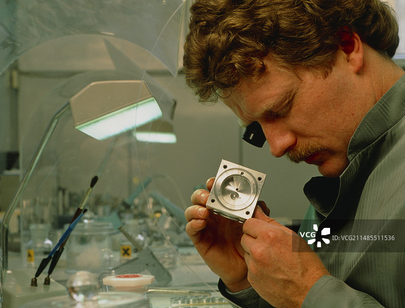 组装用于测量空气污染的传感器图片素材