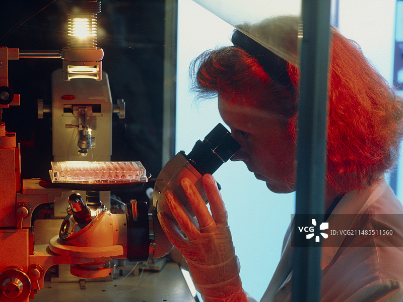 药物研究人员使用显微镜图片素材