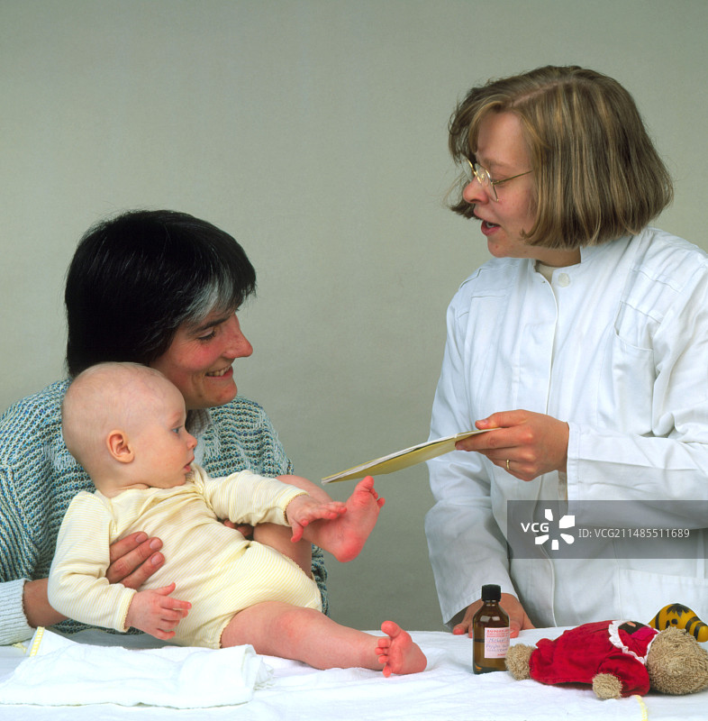 母亲和婴儿接受儿科检查图片素材