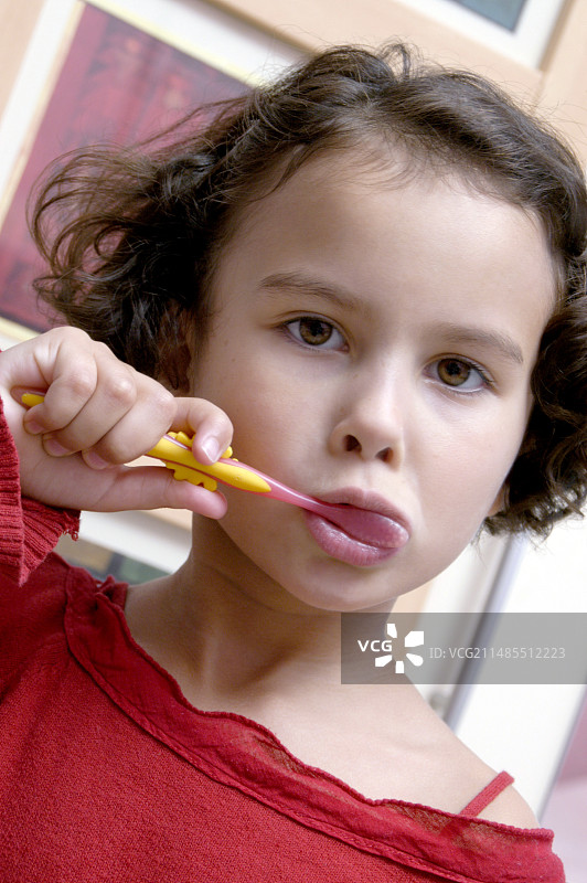 年轻女孩在刷牙图片素材