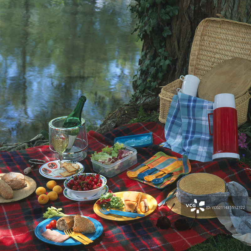 河边的野餐食物图片素材