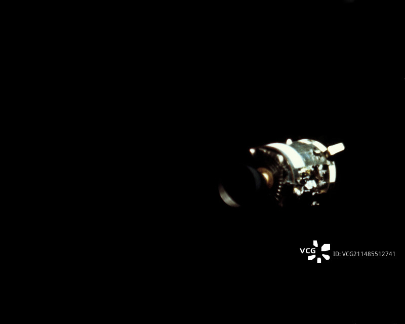 阿波罗13号服务舱，显示爆炸损坏图片素材